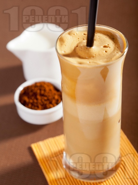 Домашно бяло фрапе с инстантно кафе, прясно мляко и подсладител (без захар) - снимка на рецептата